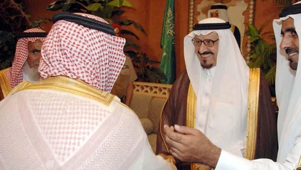 Crown Prince Sultan receives freed Saudi prisoners from Qatar