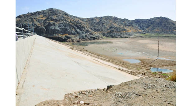 Dam adjoining Musk Lake dries up