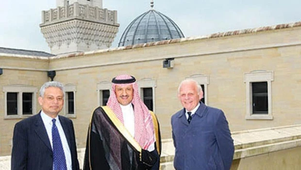 Prince Sultan bin Salman visits Islamic center