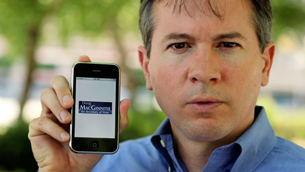 Apple iPhone 4 makes glitzy debut