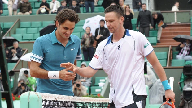 Federer upset by Soderling at French Open