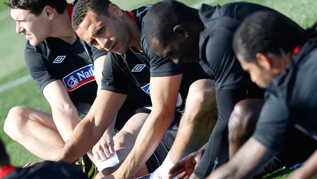England captain Ferdinand injures knee in training