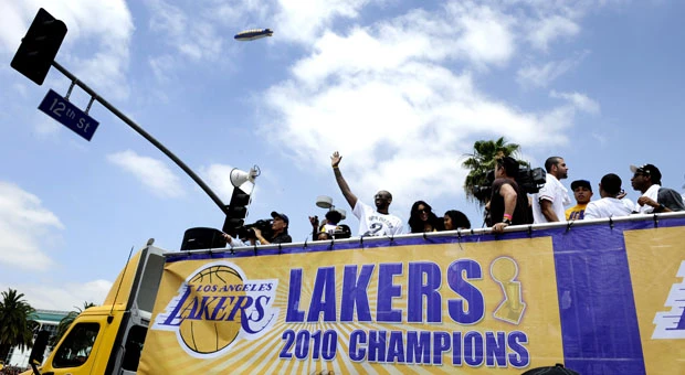Thousands of fans cheer Lakers in tribute