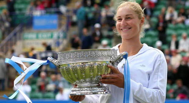 Makarova, Llodra claim Eastbourne titles
