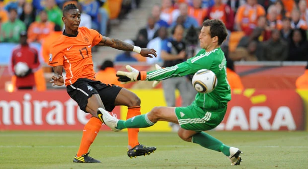 Luck helps Netherlands overcome Denmark
