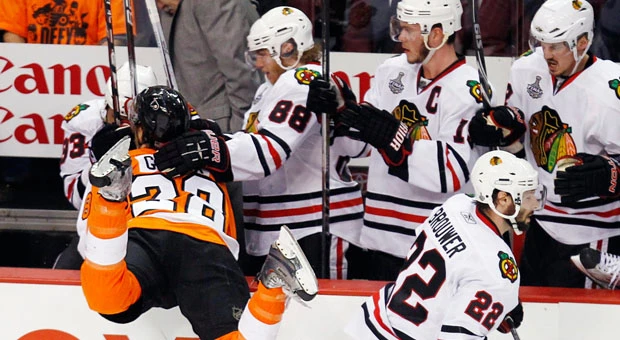 Flyers hold off late Chicago rally to level Cup finals