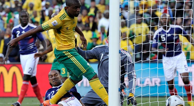 South Africa beats 10-man France 2-1