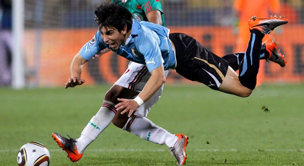 Uruguay downs Mexico 1-0 to top Group A