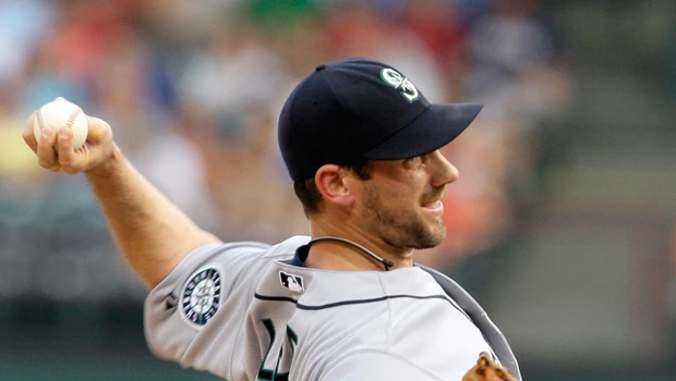 Lee tosses seven-hitter as Seattle tops Texas