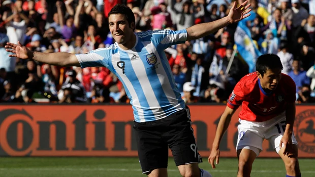 Higuain hat-trick gives Argentina victory