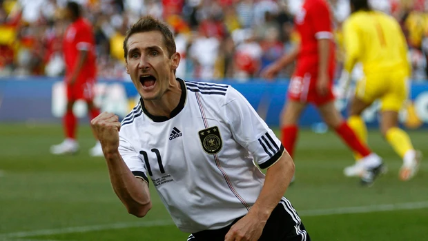 Germany thrashes England to reach last eight