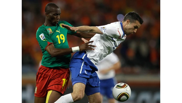 Netherlands beat battling Cameroon 2-1