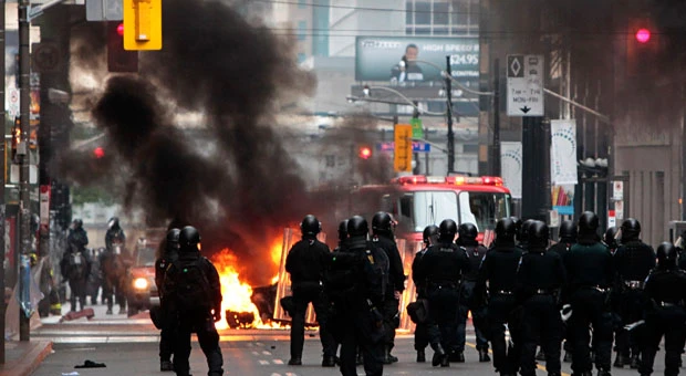 Protesters smash windows as G20 protest escalates