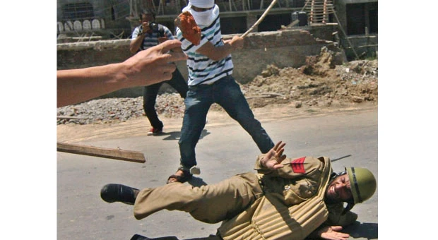 Police firing kills 2 Kashmir protesters