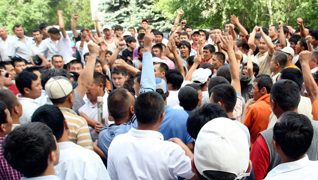 Kyrgyzstan asks Russia's help as ethnic clashes worsen