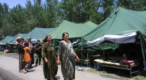 100,000 Uzbek refugees seek safety at border