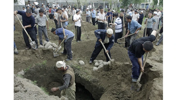 Russia sends troops as Kyrgyz towns burn