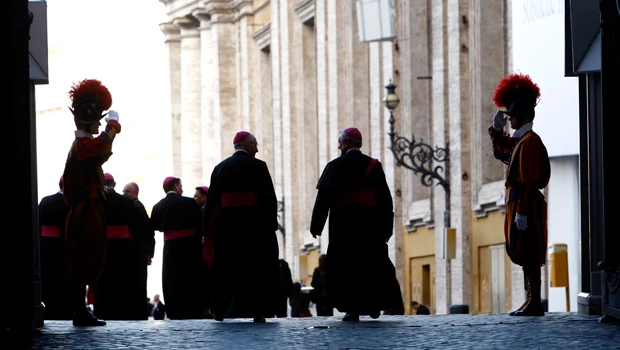 Thousands of priests rally in defense of pope