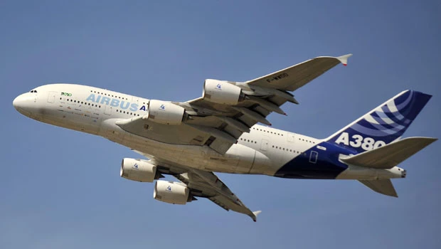 Air show kicks off with small flurry of orders