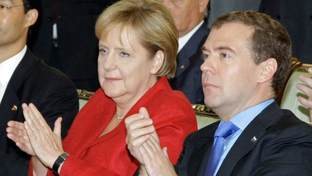 Merkel, Medvedev pledge to strengthen trade ties