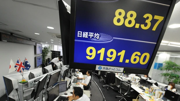 Nikkei hits 7-mth closing low, breaks key support