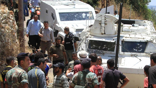 Lebanese villagers disarm UN troops