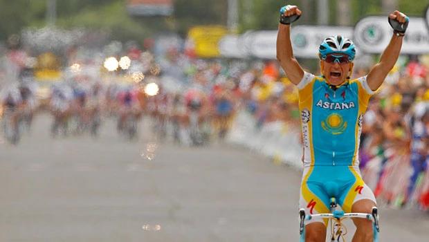 Vinokourov powers to solo win in Tour 13th stage