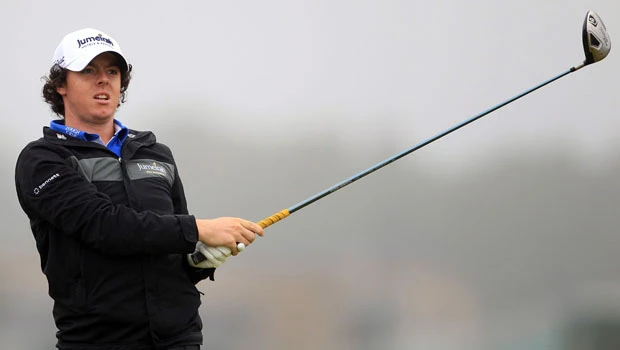 McIlroy rips through a defenseless Old Course