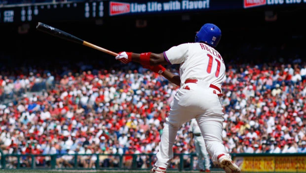 Phillies triumph to complete sweep of Reds