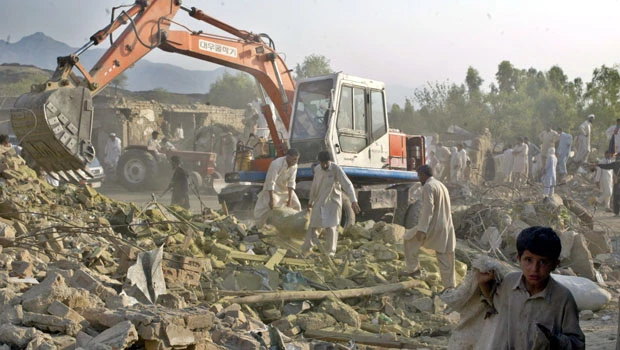 Pakistan bomb death toll hits 102, worst this year