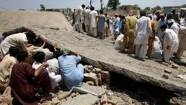 Bomber devastates Pakistani town