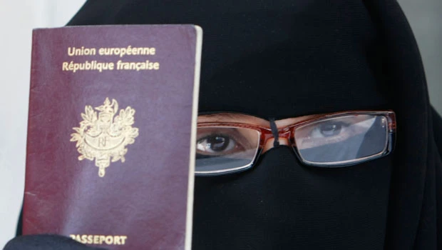 French entrepreneur offers to pay veil fines