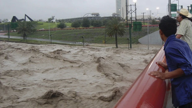 Hurricane Alex drenches northern Mexico, Texas