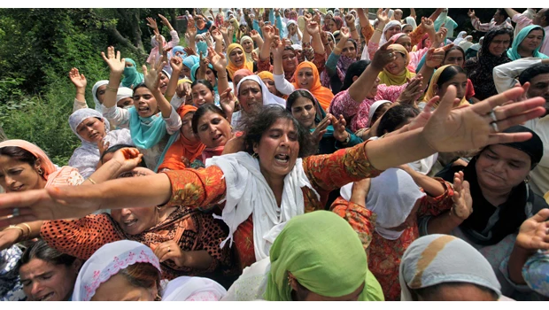 Protester killed, cops hurt in Kashmir