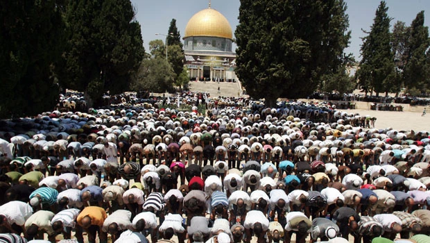 Thousands barred from praying in Al-Aqsa