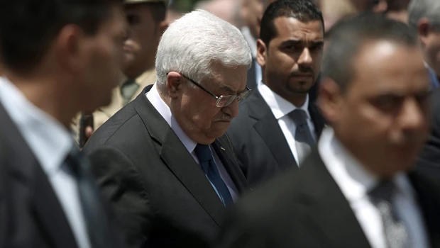 Israel, Palestinians cautious on peace talk invite