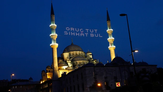 Istanbul mosques mark Ramadan with celestial script