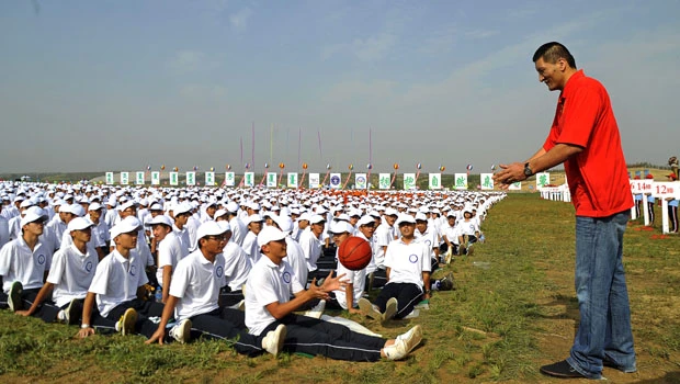 More than 10,000 Chinese set human domino record