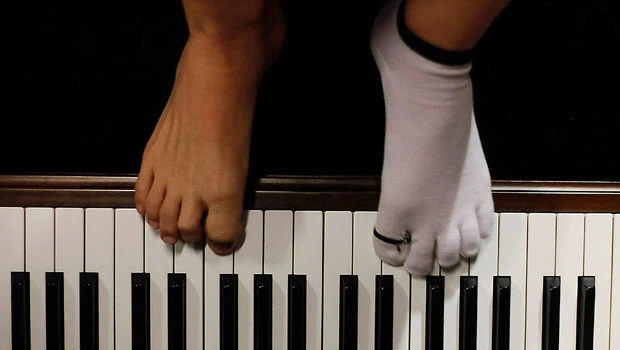 Chinese man with no arms plays piano with toes