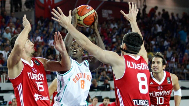 Australia, Greece barely win at basketball worlds