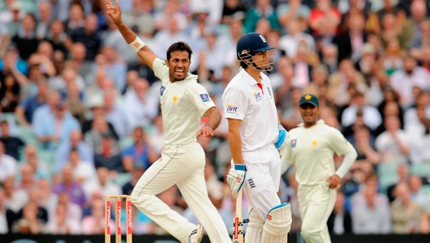 Pakistan wrests initiative after Cook ton