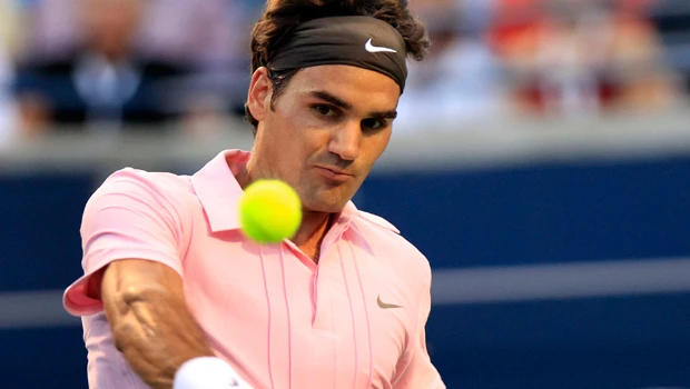 Federer wins, ailing Roddick withdraws