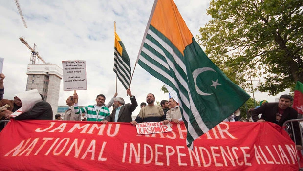 Protesters heckle, throw shoe at Zardari in UK rally