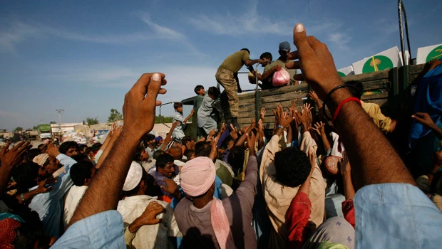 Flood victims mob relief trucks in Pakistan