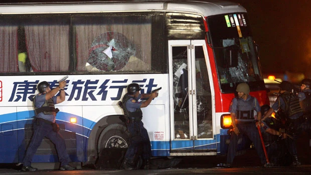 Philippines bus hostage crisis ends with 7 dead