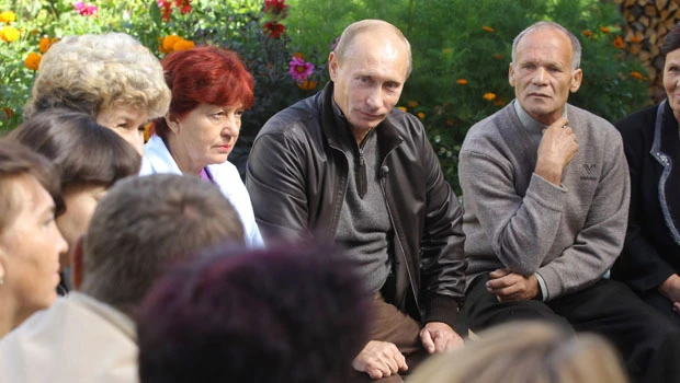 Putin belittles Russia's political opposition