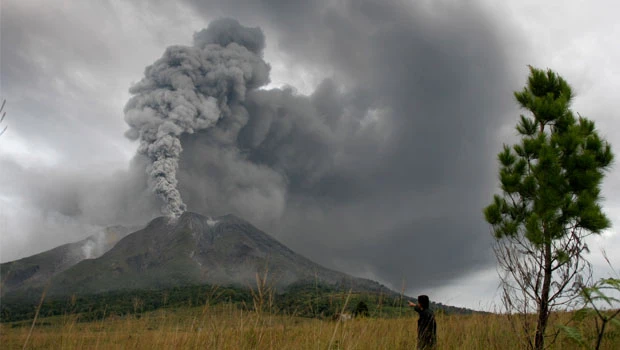 Flights disrupted as Indonesian volcano erupts for 2nd straight day