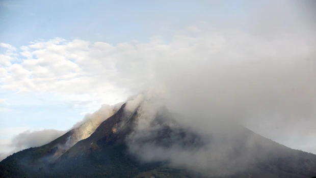 Thousands flee as long-sleepy Sumatra volcano erupts