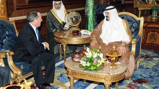 King Abdullah receives British Defense Secretary