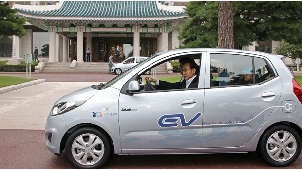 Hyundai shows off S. Korea’s first electric car